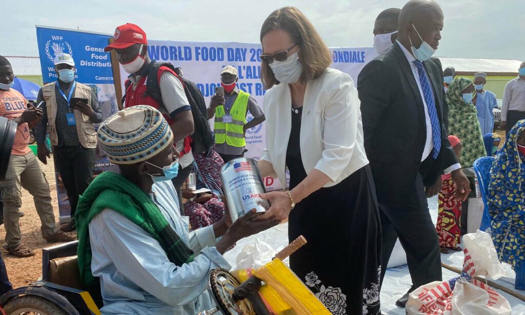 Al momento stai visualizzando DISTRIBUTION DE DENRÉES ALIMENTAIRES À L’OCCASION DE LA JOURNÉE MONDIALE DE L’ALIMENTATION