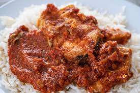 Plat de riz sauce tomate prête à consommer.Crédit photo : freepik